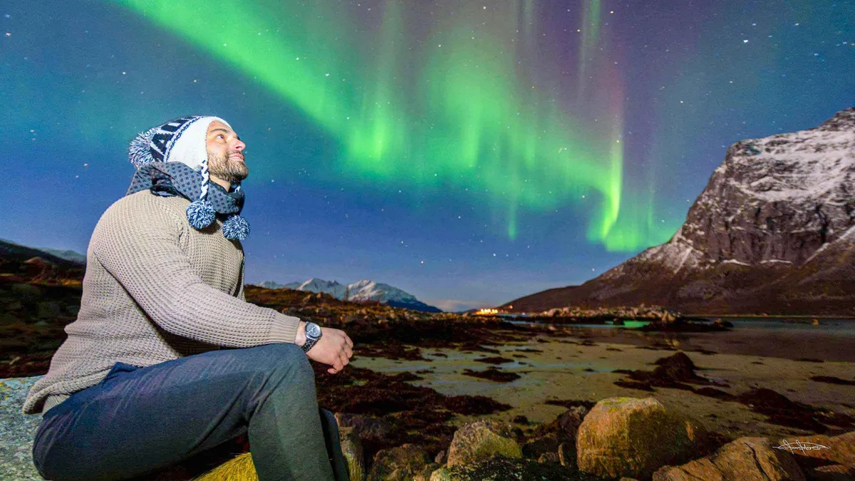 Coach and Arctic camp with hot drinks under the aurora on the Northern Lights Safari, one of the cheapest Tromso Northern Lights tours